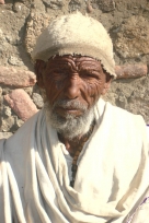 Старик нищий. Монастырь. Эфиопия 2008 г.
