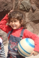 Девочка с мячом. Крепость Анкара 2009 г